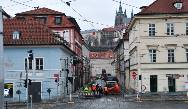 Oprava kolejí na Malé Straně pokračuje. Ode dneška je zavřená Karmelitská