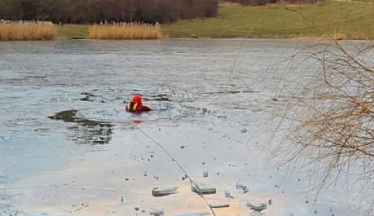 Chlapec byl po krk ve vodě a držel se ledové kry. Vytáhli ho hasiči a skončil v nemocnici