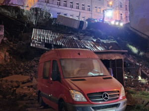 V Praze se v noci utrhl svah s kusem silnice, chodníkem a budovou