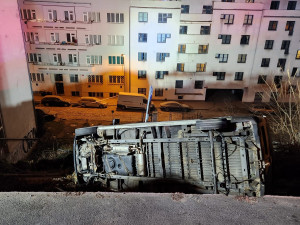 V Praze se v noci utrhl svah s kusem silnice, chodníkem a budovou