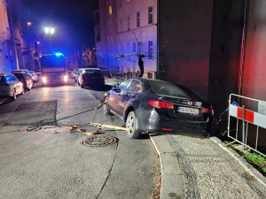 V Praze se v noci utrhl svah s kusem silnice, chodníkem a budovou