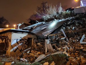 V Praze se v noci utrhl svah s kusem silnice, chodníkem a budovou