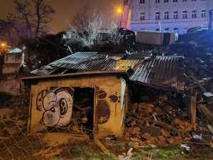V Praze se v noci utrhl svah s kusem silnice, chodníkem a budovou