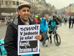 V Praze se sešly desítky kurýrů Woltu. Chtějí zablokovat magistrálu