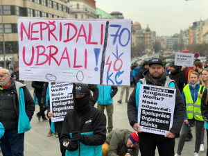 VIDEO: V Praze se sešly desítky kurýrů Woltu. Chtějí zablokovat magistrálu