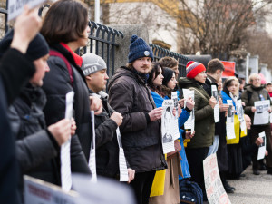 FOTOGALERIE: Ne Rusům na olympiádě! Lidé protestovali před sídlem olympijského výboru