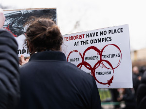 FOTOGALERIE: Ne Rusům na olympiádě! Lidé protestovali před sídlem olympijského výboru