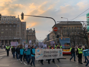 VIDEO: Kurýři Woltu blokovali dopravu na magistrále. Žádají vyšší odměny