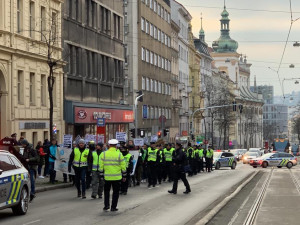 VIDEO: Kurýři Woltu blokovali dopravu na magistrále. Žádají vyšší odměny