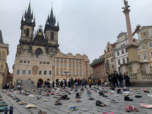 Lidé v centru Prahy připomněli válečná zvěrstva, která Rusové páchají na civilistech