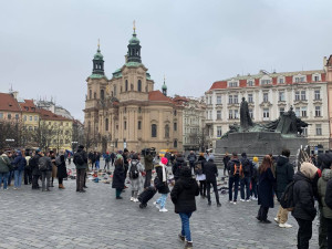Lidé v centru Prahy připomněli válečná zvěrstva, která Rusové páchají na civilistech