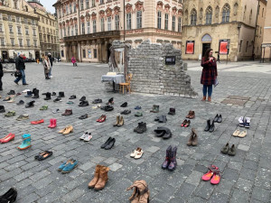 Lidé v centru Prahy připomněli válečná zvěrstva, která Rusové páchají na civilistech