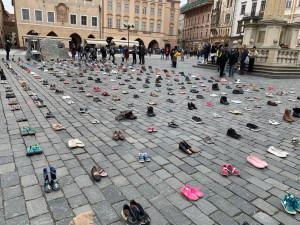 Lidé v centru Prahy připomněli válečná zvěrstva, která Rusové páchají na civilistech