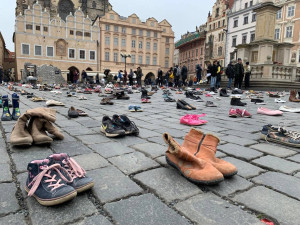 Lidé v centru Prahy připomněli válečná zvěrstva, která Rusové páchají na civilistech