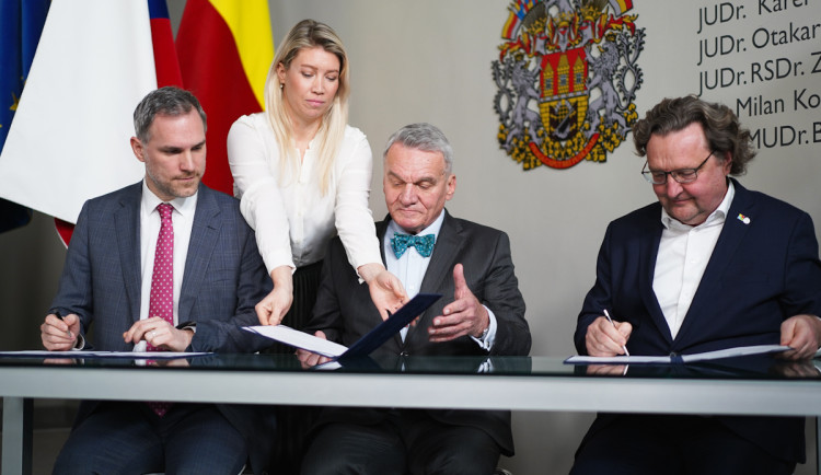 VIDEO: Nové vedení Prahy podepsalo koaliční smlouvu. Primátorem bude Svoboda