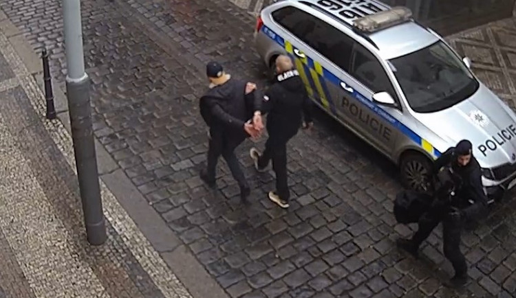 VIDEO: Muž na pervitinu vykradl auto v centru Prahy. Za deset minut už byl v poutech