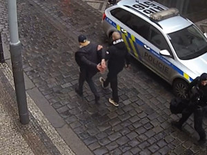 VIDEO: Muž na pervitinu vykradl auto v centru Prahy. Za deset minut už byl v poutech