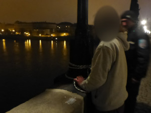 Muž chtěl skočit z Karlova mostu, v ruce držel lano se smyčkou