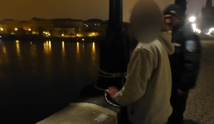 Muže strážníci odvezli do nemocnice.