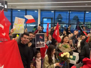 VIDEO: Čeští hasiči se vrátili domů. Na letišti jim tleskali zástupci turecké menšiny