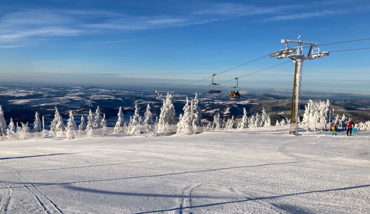 Skiareál Rokytnice nad Jizerou nabízí dlouhé, široké sjezdovky a pro děti Funpark
