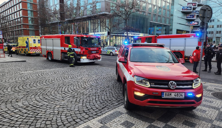 K opuštěnému kufru na Andělu byl zavolán pyrotechnik. Nic nebezpečného nenašel