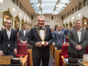 Hřib předal žezlo ve formě klíče od kanceláře a flashdisku