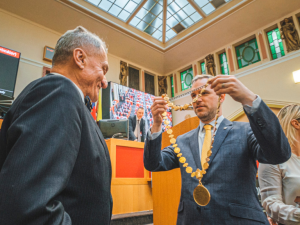 Hřib předal žezlo ve formě klíče od kanceláře a flashdisku