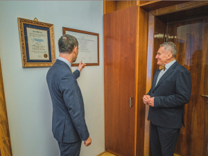 Hřib předal žezlo ve formě klíče od kanceláře a flashdisku