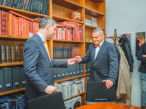 Hřib předal žezlo ve formě klíče od kanceláře a flashdisku