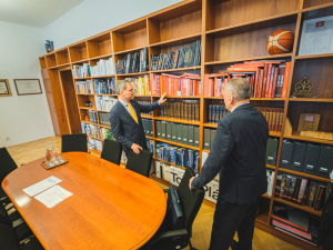 Hřib předal žezlo ve formě klíče od kanceláře a flashdisku