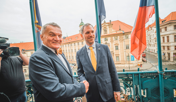 Hřib předal žezlo ve formě klíče od kanceláře a flashdisku