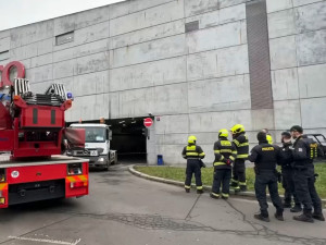 VIDEO: Z fasády OC Nový Smíchov se uvolnil kus betonu. Hasiči místo uzavřeli