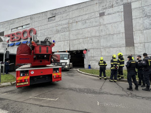 VIDEO: Z fasády OC Nový Smíchov se uvolnil kus betonu. Hasiči místo uzavřeli