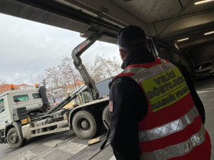 VIDEO: Z fasády OC Nový Smíchov se uvolnil kus betonu. Hasiči místo uzavřeli