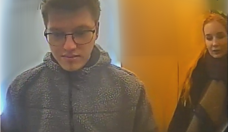 Muž vzal z bankomatu cizích čtyřicet tisíc, hrozí mu až dva roky vězení