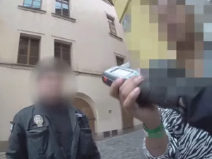 VIDEO: Opilý cizinec se v centru Prahy dobýval do galerie, poškodil auto a chtěl uplatit strážníky