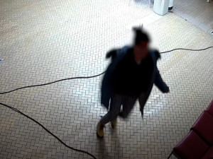 VIDEO: Žena nezvládla čekání v nemocnici. Vzteky prokopla dveře a odešla