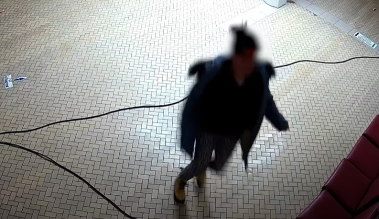 VIDEO: Žena vzteky prokopla skleněné dveře v nemocnici. Může jít na rok do vězení