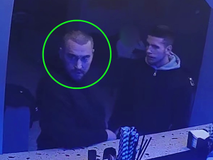 VIDEO: Muž v pražském baru útočil s nožem v ruce, policisté hledají jeho oběť