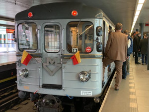 VIDEO: Nuselákem projelo historické metro. Stavba je v pořádku, ujistil Hřib