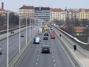 VIDEO: Nuselákem projelo historické metro. Stavba je v pořádku, ujistil Hřib
