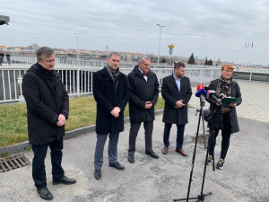 VIDEO: Nuselákem projelo historické metro. Stavba je v pořádku, ujistil Hřib