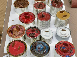 Pražští skauti vyrábí zákopové svíčky pro Ukrajinu. Do země jich poslali už přes dva a půl tisíce