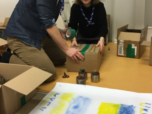 Pražští skauti vyrábí zákopové svíčky pro Ukrajinu. Do země jich poslali už přes dva a půl tisíce