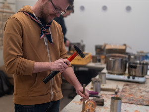 Pražští skauti vyrábí zákopové svíčky pro Ukrajinu. Do země jich poslali už přes dva a půl tisíce