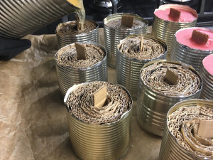 Pražští skauti vyrábí zákopové svíčky pro Ukrajinu. Do země jich poslali už přes dva a půl tisíce