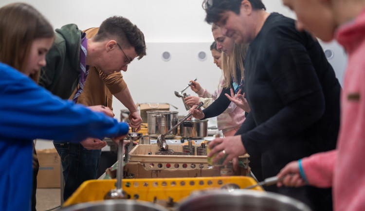 Svíčky vyrábí v Pražské tržnici