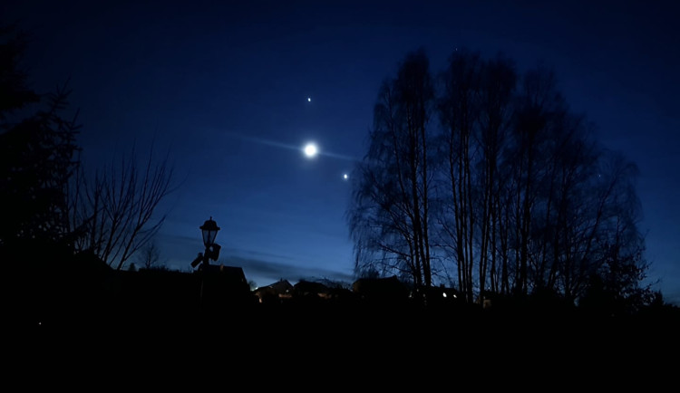 Středeční jasná obloha nad Vysočinou přinesla krásný pohled. Potkal se Měsíc s Venuší a Jupiterem