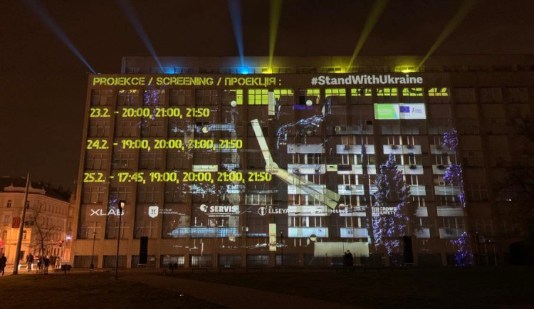 VIDEO: Promítání na budovu ministerstva připomíná rok trvající válku na Ukrajině